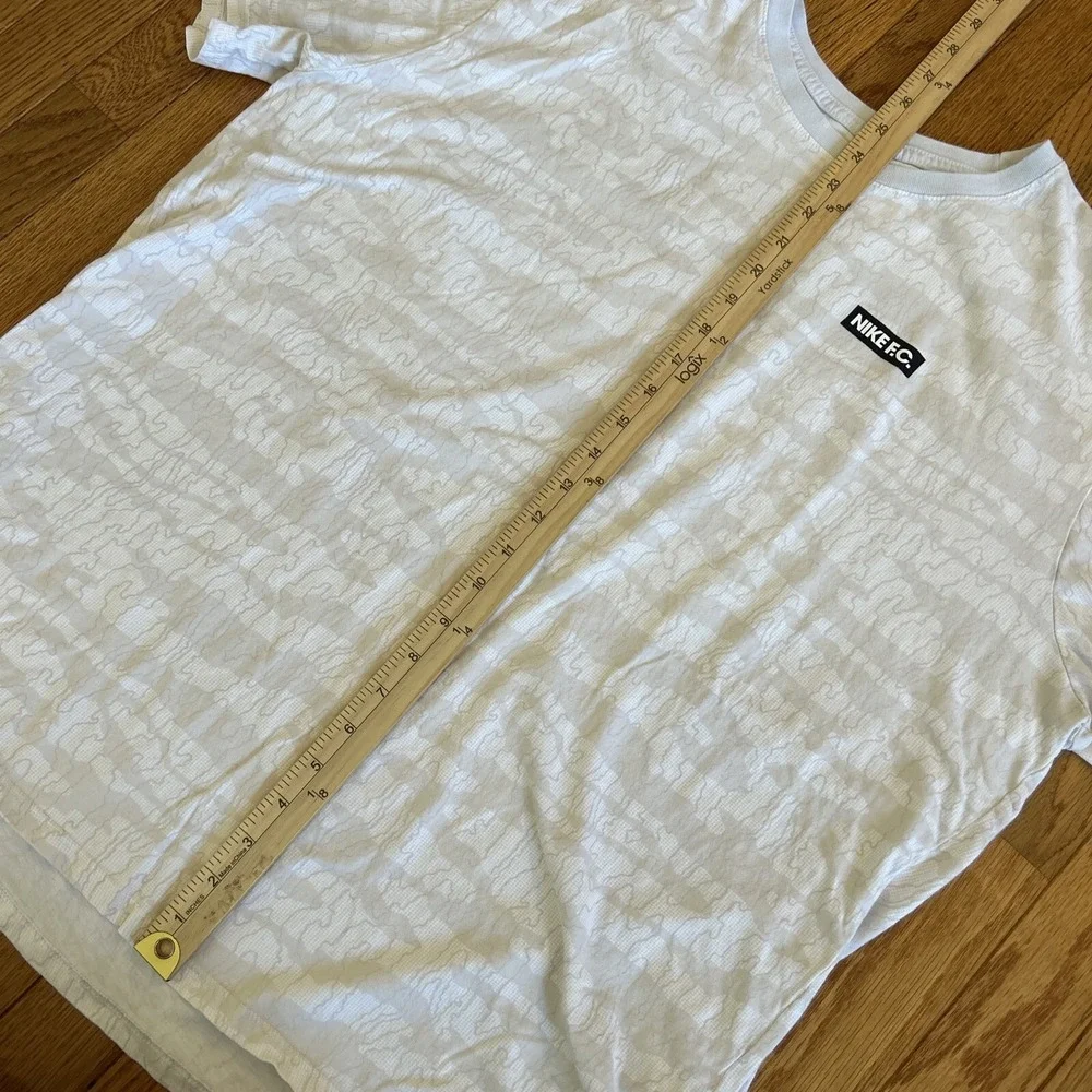 Nike FC Mens Size 2XL Short Sleeve Shirt White/Grey Design Athletic‎ Cut